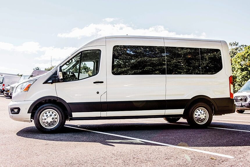 Van Ford Transit blanca de MOCA para traslado de personal