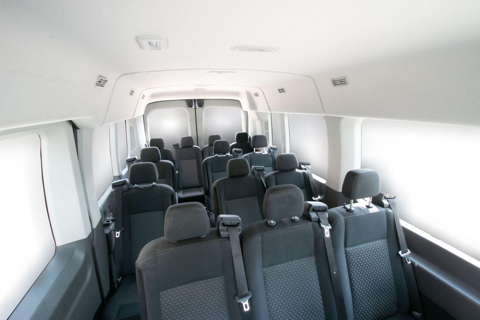 Interior amplio y cómodo de la van para 17 pasajeros